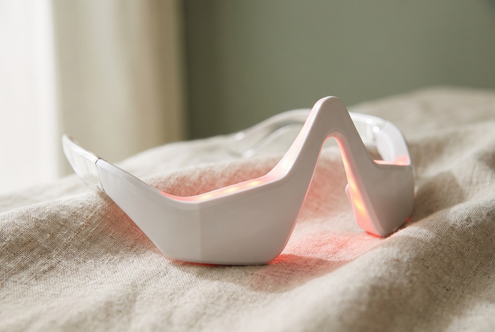 Nahaufnahme des leuchtenden Lichtbands von Quielle Lumina auf Leinen